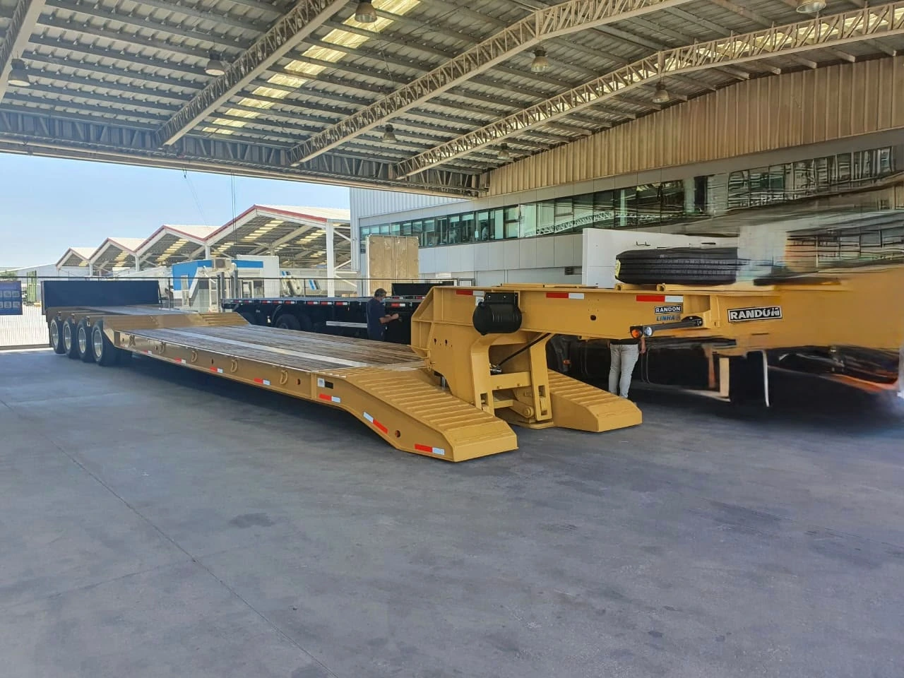 Arriendo de camas bajas, semirremolque y tractocamiones