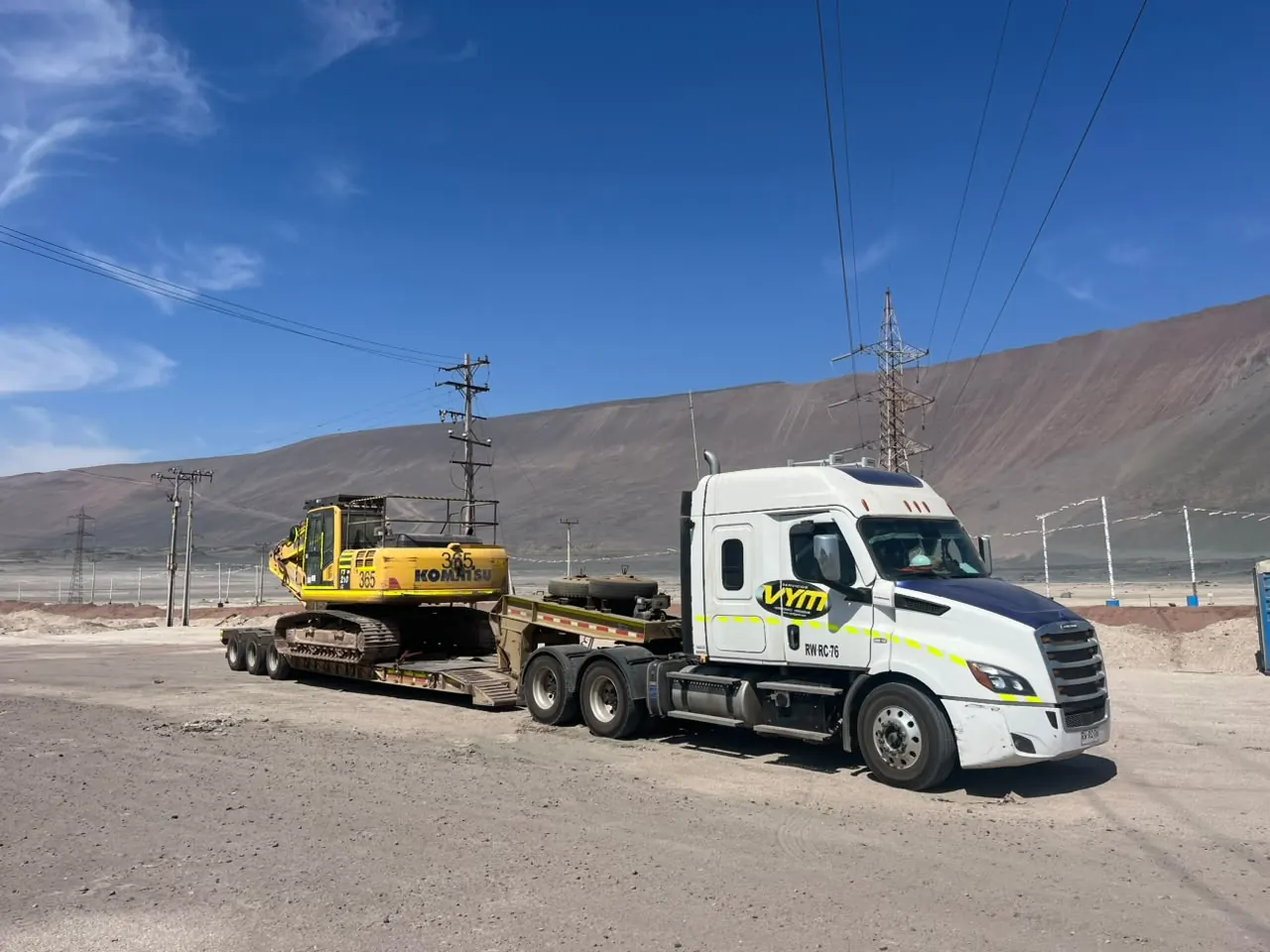 Camión trasladando carga especial en zona industrial