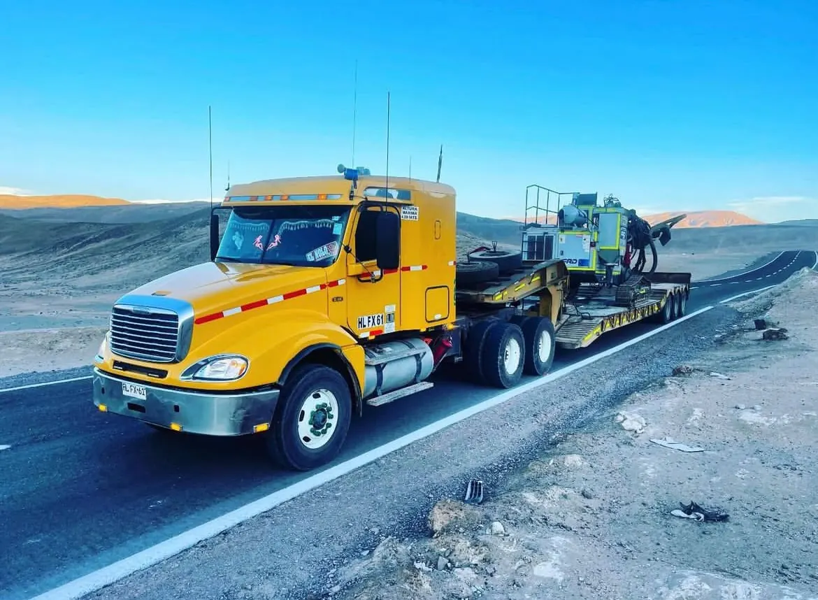 Camión amarillo realizando una operación de transporte