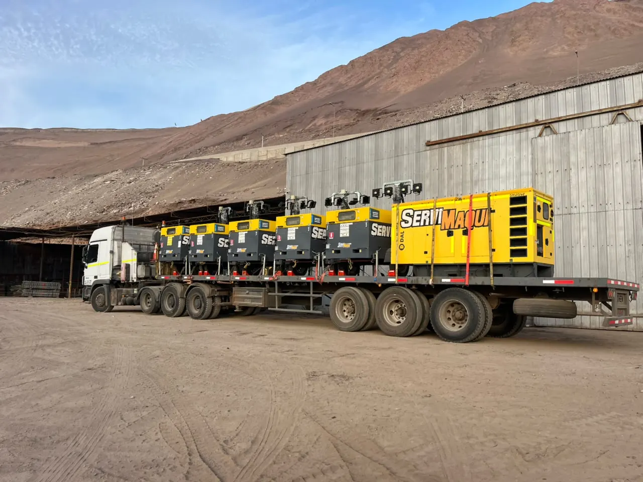 Convoy trasladando equipos e insumos para minería