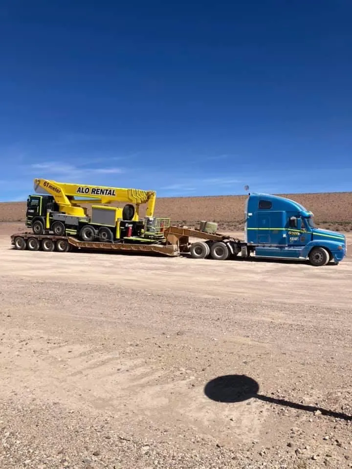 Camión en operación logística dentro de una faena