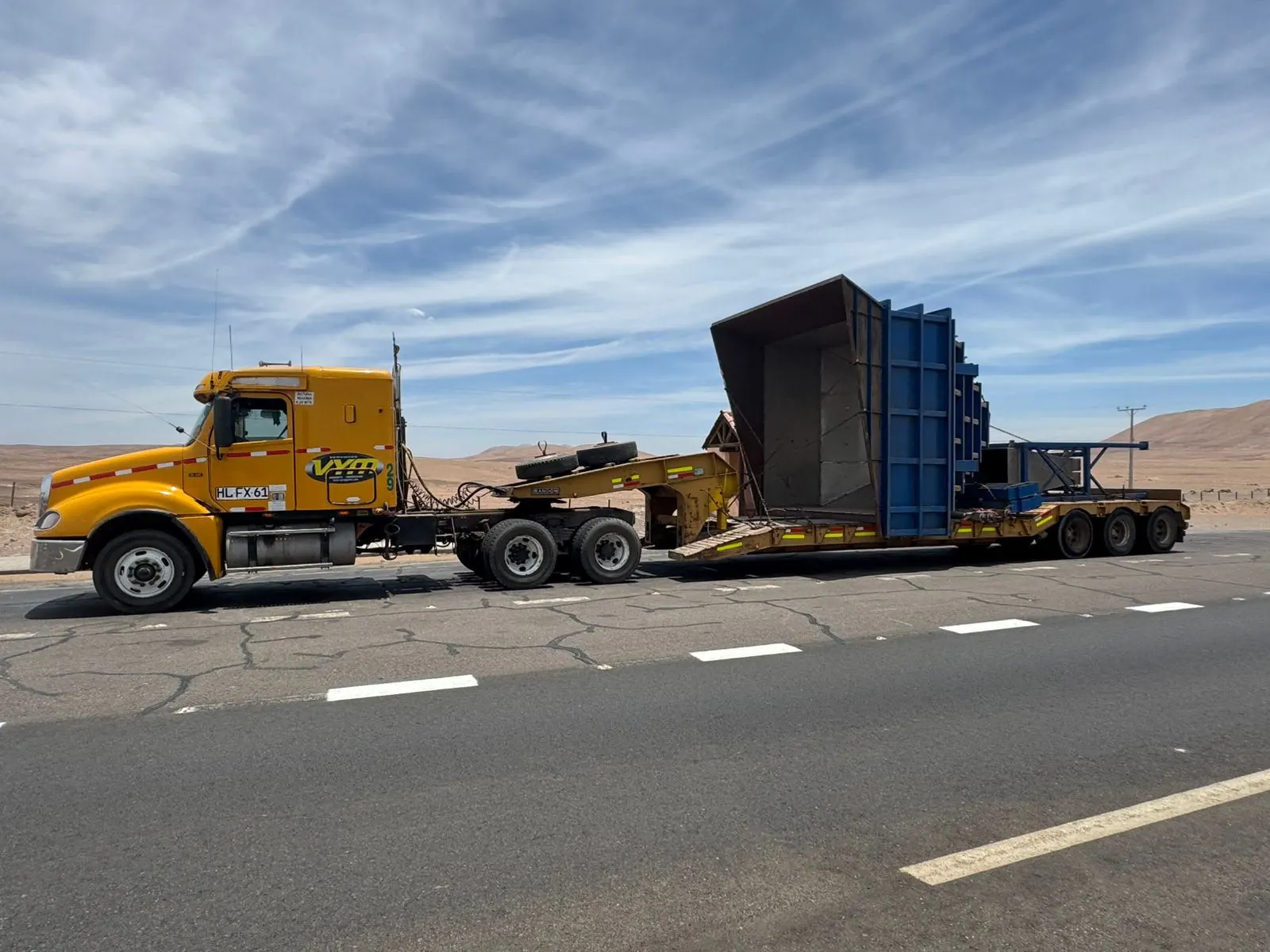 Camión trasladando contenedor en carretera
