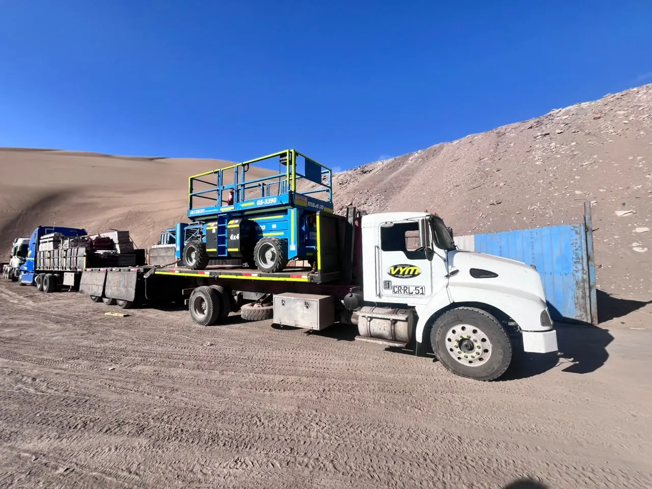 Camión blanco realizando una operación en faena