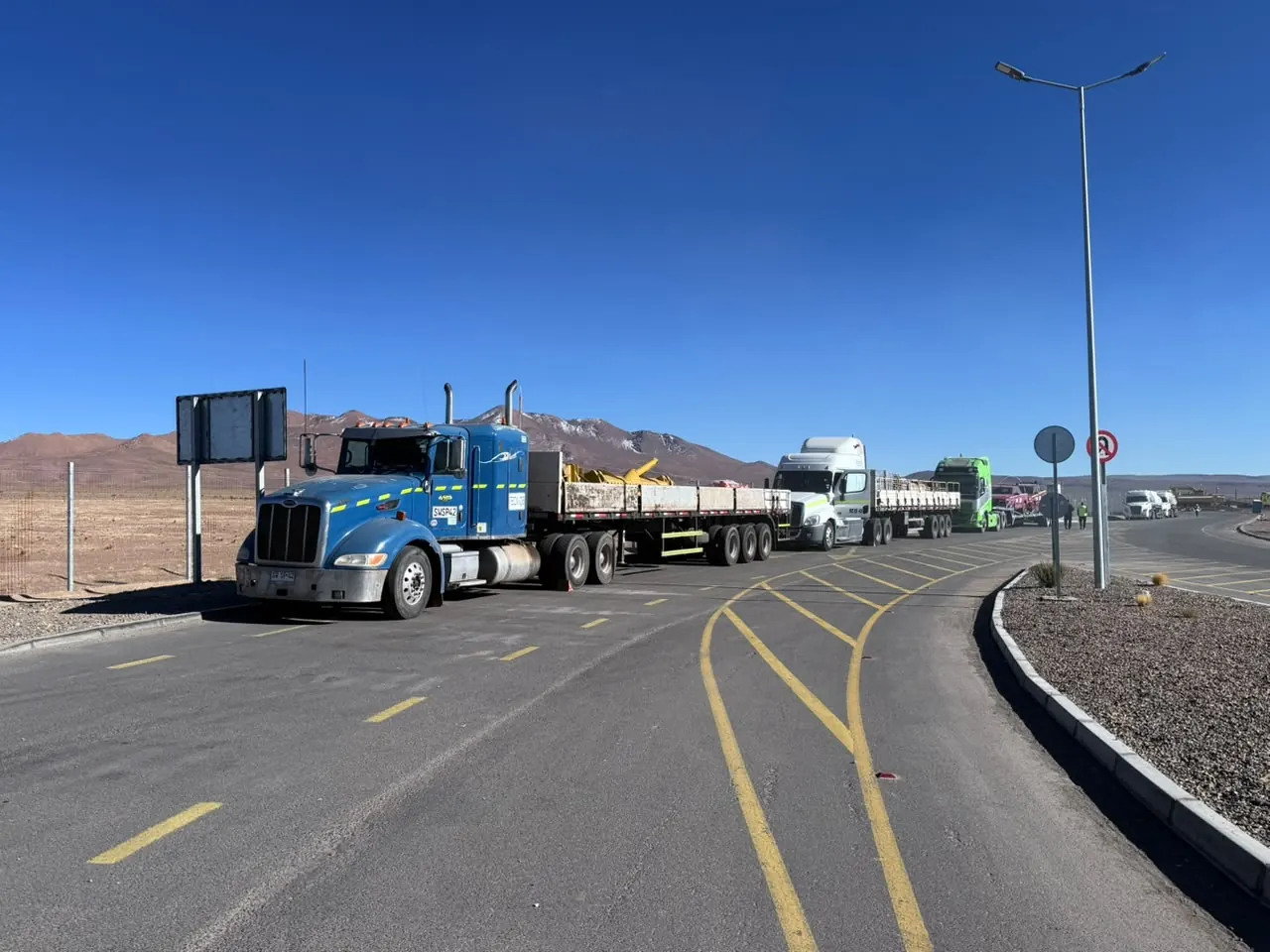 Camión en ruta dentro de una operación logística
